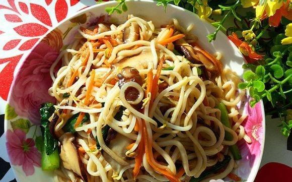 家常美食（清爽美味的蔬菜炒面，简单易做又营养丰富）-第2张图片-美味行家