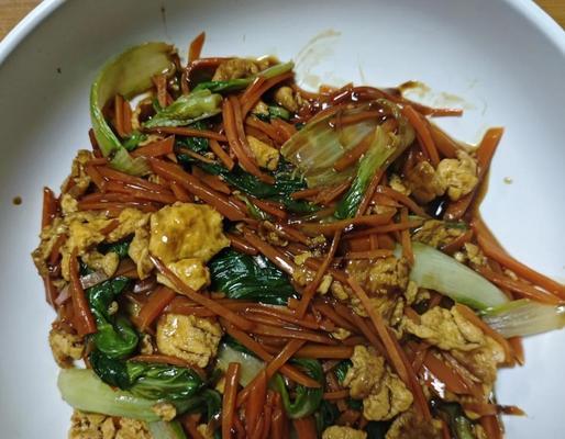 美食尝不完，以香葱胡萝卜丁的做法为例！（香气扑鼻，口感爽脆，如何制作一道美味的香葱胡萝卜丁？）-第1张图片-美味行家