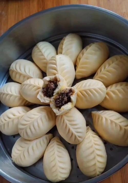 土豆鸡蛋韭菜素馅包子的做法（用新鲜食材制作美味健康的包子）-第1张图片-美味行家