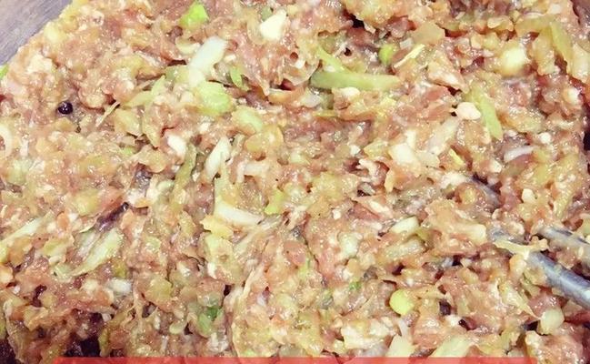 用猪肉馅做水饺，教你一步步制作（制作水饺的步骤和小技巧，吃出香嫩美味）-第1张图片-美味行家