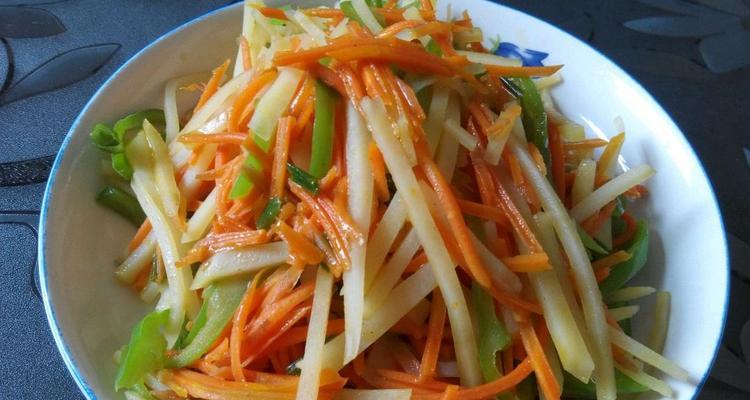 瘦肉炒胡萝卜丝的做法（健康又美味的家常菜谱）-第2张图片-美味行家
