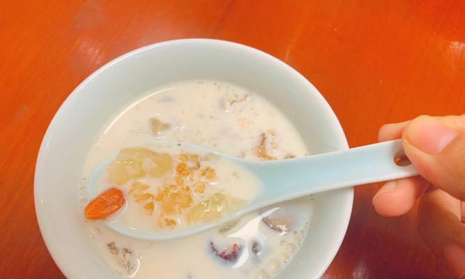 以雪燕桃胶炖牛奶的做法（让你的味蕾与身体一起享受）-第1张图片-美味行家