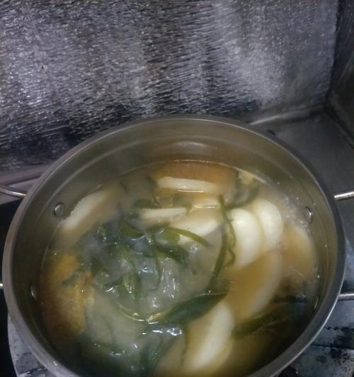 日式鲜虾味增汤的制作方法（家庭版做法，轻松享受最正宗的日式味增汤）-第2张图片-美味行家