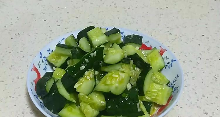蒜蓉黄瓜，清凉夏日必备（做法简单，味道鲜美，营养丰富）-第2张图片-美味行家