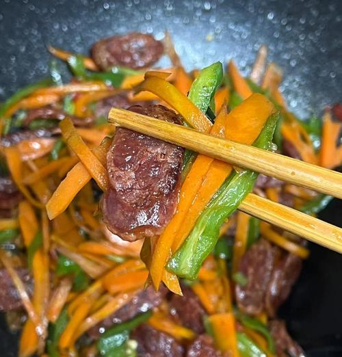 青椒炒胡萝卜丝的做法（家常美食，简单易学！）-第3张图片-美味行家