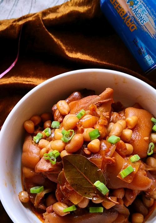 板栗莲藕煲猪脚，营养又美味（以板栗和莲藕为主要食材，搭配猪脚制成一道美味的营养菜品）-第1张图片-美味行家