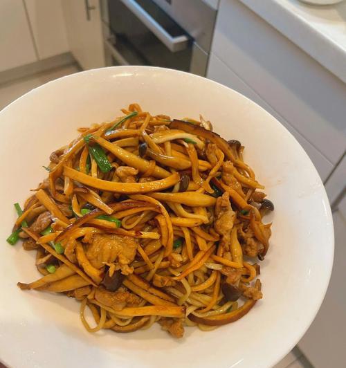 美味营养的早餐肉丝炒面做法（简单易学，让你每天早上都有好心情）-第2张图片-美味行家