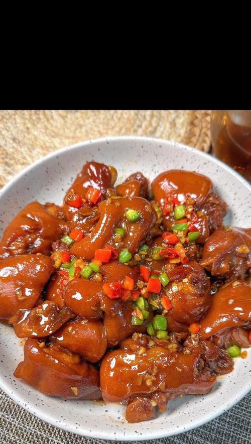 美食佳肴，板粟炖猪脚的制作方法（营养丰富，家庭必备的炖菜之一）-第1张图片-美味行家