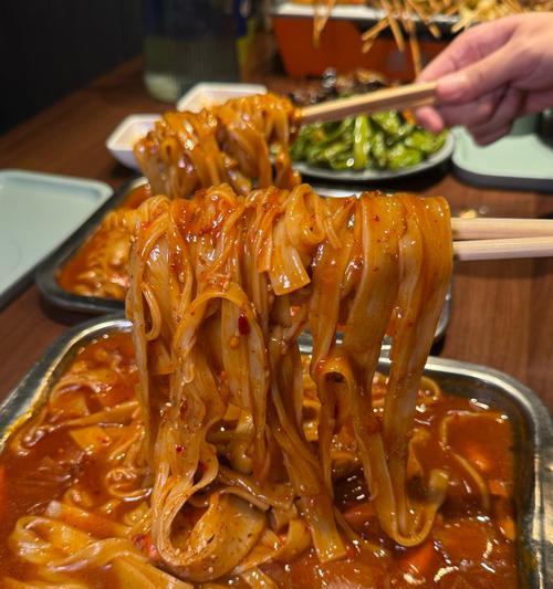 炒冷面的做法（家庭美食必学！简单快速的炒冷面做法）-第2张图片-美味行家