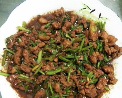 一口香嫩的猪肉香菜饺子（用新鲜香菜提味，做出最美味的猪肉馅饺子）-第3张图片-美味行家