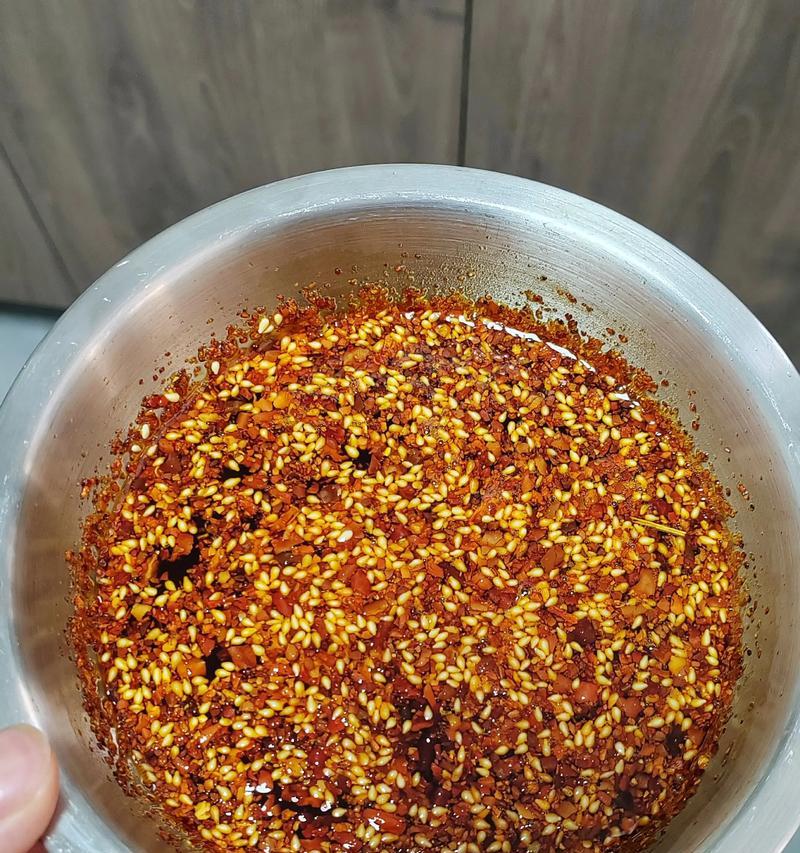 自制辣椒油的简易做法（学会这个做法，让你的餐桌增添一份辣爽）-第2张图片-美味行家