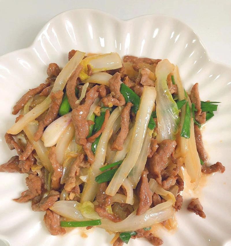 猪肉炒大白菜的做法（快速易学的中式菜肴制作方法）-第2张图片-美味行家