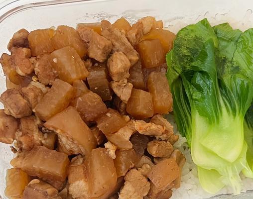 白萝卜炖五花肉的家常做法（营养丰富、味道鲜美，炖出香气扑鼻的一道菜）-第2张图片-美味行家