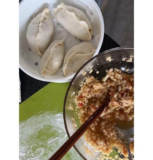 手工制作鲜肉芝麻饺（传统美食的珍馐，小巧香醇入口即化）-第1张图片-美味行家