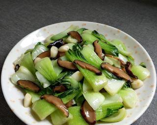 简单易学的香菇肉片炒油菜做法（健康美味的清炒油菜，添香添味的香菇肉片）-第1张图片-美味行家