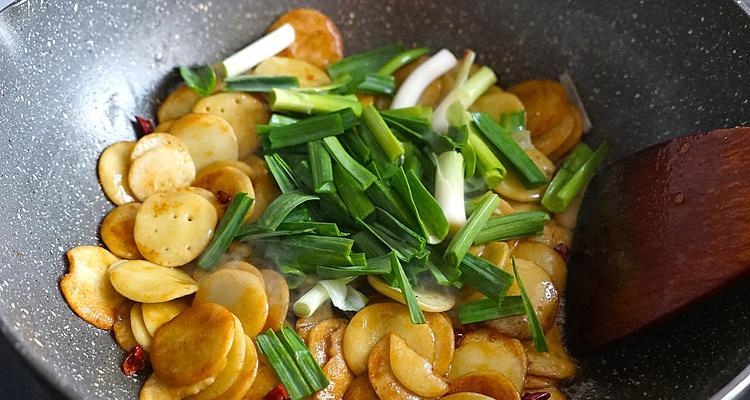美味家常菜-猪肉炒豆饼（家庭大厨的经典创意，融合肉质鲜香与豆香，口感独特诱人）-第2张图片-美味行家