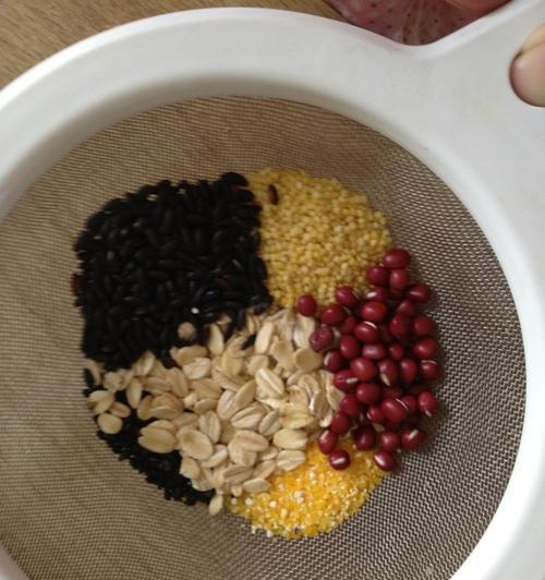 小米黑芝麻糊，打造健康美味（自制小米黑芝麻糊，方便易做的营养早餐）-第2张图片-美味行家