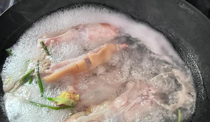 家常美食——猪蹄炖白云豆的做法（健康营养，舌尖上的滋味；猪蹄、白云豆、各种食材完美搭配）-第1张图片-美味行家
