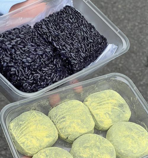 教你做豹纹双米饭团，轻松打造独特口感！（美食制作，品尝无穷；豹纹双米饭团的制作过程）-第3张图片-美味行家