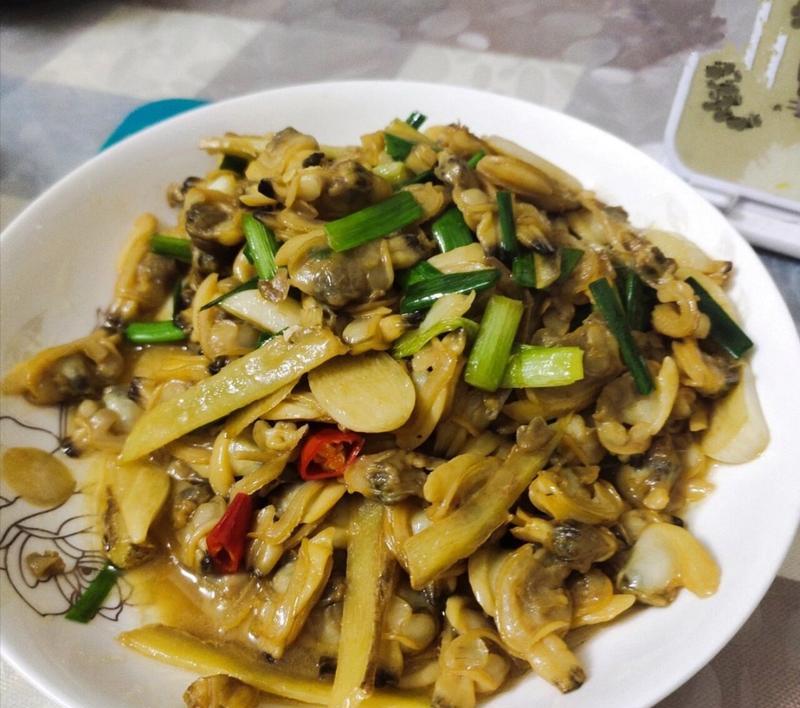 爆炒花甲，饭神器的绝妙利用（用电饭锅也可以享受花甲的美味）-第1张图片-美味行家