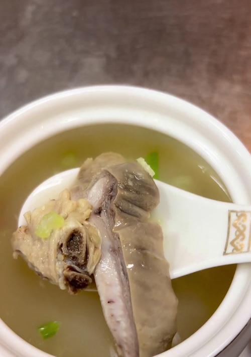 喝一碗暖胃猪肚鸡汤，守护你的健康（做法详解，营养价值全揭秘！）-第1张图片-美味行家