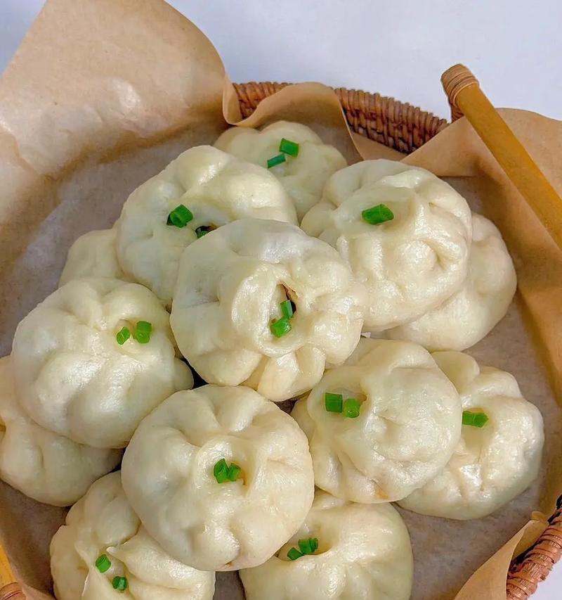 香菇酱肉小笼包制作全攻略（以家庭厨房为基础，学会用简单的食材做出颜值与口感俱佳的小笼包）-第1张图片-美味行家