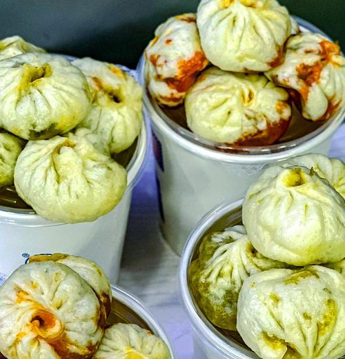 香菇酱肉小笼包制作全攻略（以家庭厨房为基础，学会用简单的食材做出颜值与口感俱佳的小笼包）-第2张图片-美味行家