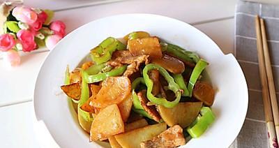 土豆青椒炒肉丝，简单又美味（用土豆青椒炒出美味的家常菜）-第1张图片-美味行家