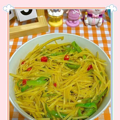 土豆青椒炒肉丝，简单又美味（用土豆青椒炒出美味的家常菜）-第3张图片-美味行家