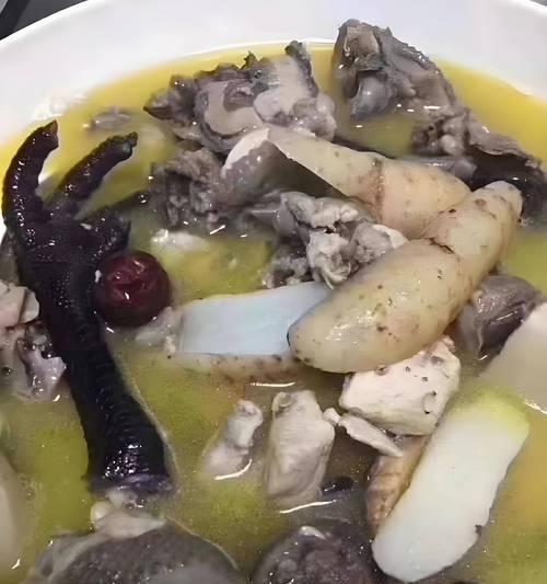 家常美食-营养乌鸡炖土豆（香气四溢，味道美妙，让你瞬间回味）-第1张图片-美味行家