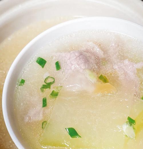 如何制作美味营养的蚕豆肉片汤（一道简单易学的家常菜，营养美味不容错过！）-第2张图片-美味行家