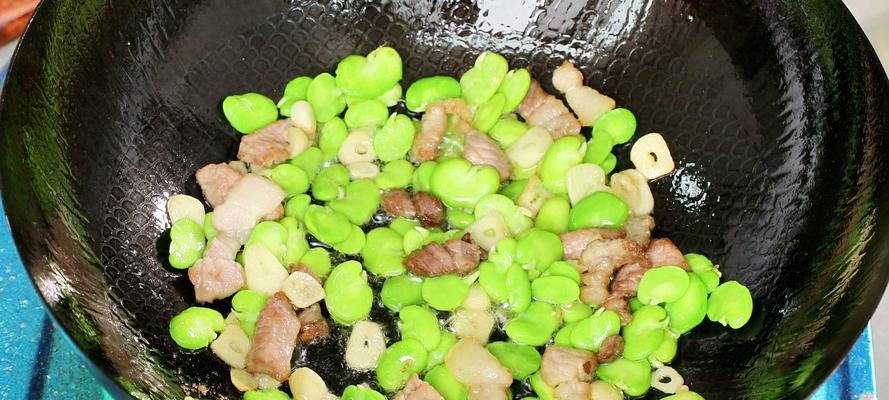 如何制作美味营养的蚕豆肉片汤（一道简单易学的家常菜，营养美味不容错过！）-第1张图片-美味行家
