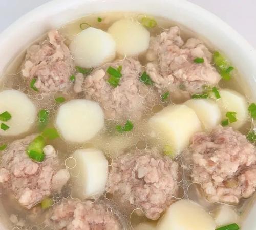如何制作美味营养的蚕豆肉片汤（一道简单易学的家常菜，营养美味不容错过！）-第3张图片-美味行家