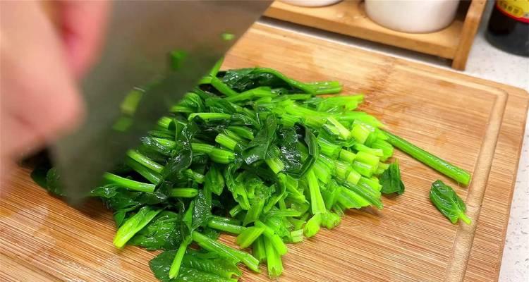 美味健康的咸蛋黄炒菠菜（一道简单易做的家常菜）-第1张图片-美味行家