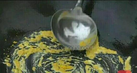 美味健康的咸蛋黄炒菠菜（一道简单易做的家常菜）-第3张图片-美味行家