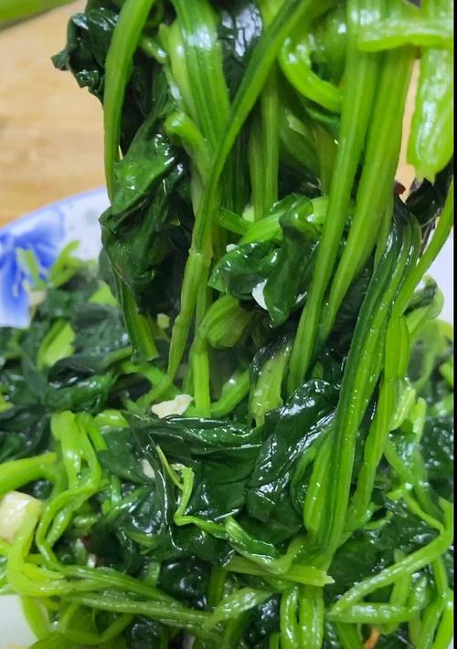 美味健康的咸蛋黄炒菠菜（一道简单易做的家常菜）-第2张图片-美味行家