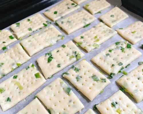 轻松DIY，苏打香葱饼干（自制美味，健康小零食的制作方法及食用建议）-第3张图片-美味行家