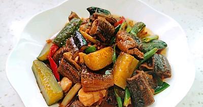 美味鳝鱼炒蒜苗（以鳝鱼为主料，佐以鲜嫩蒜苗，口感十足）-第1张图片-美味行家