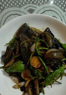美味鳝鱼炒蒜苗（以鳝鱼为主料，佐以鲜嫩蒜苗，口感十足）-第2张图片-美味行家