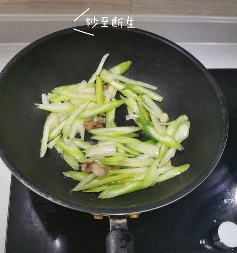 尝试新口味！以西芹炒鱿鱼干（家常菜谱）-第1张图片-美味行家