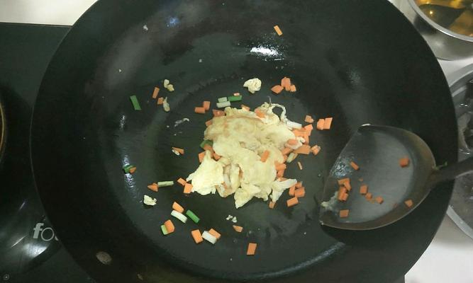 酸菜炒花饭的家常做法（用酸菜提味，口感鲜美的一道中式炒饭）-第2张图片-美味行家