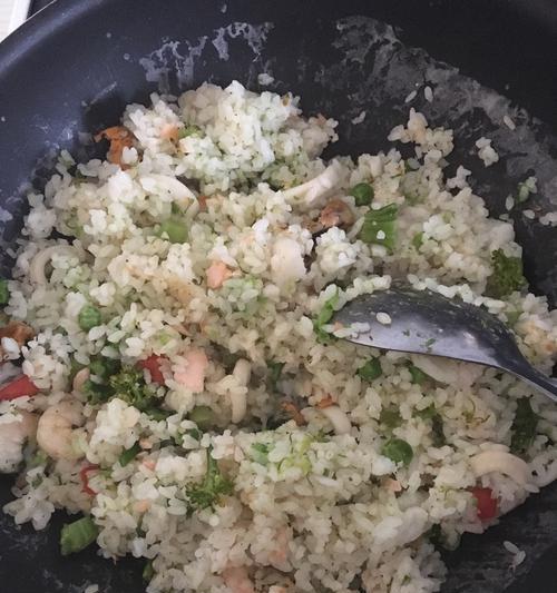 酸菜炒花饭的家常做法（用酸菜提味，口感鲜美的一道中式炒饭）-第1张图片-美味行家