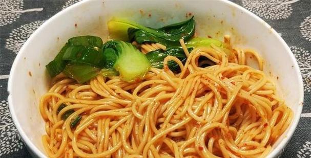 手把手教你做美味油泼细面（简单易学，让你在家也能吃到正宗的油泼面）-第3张图片-美味行家