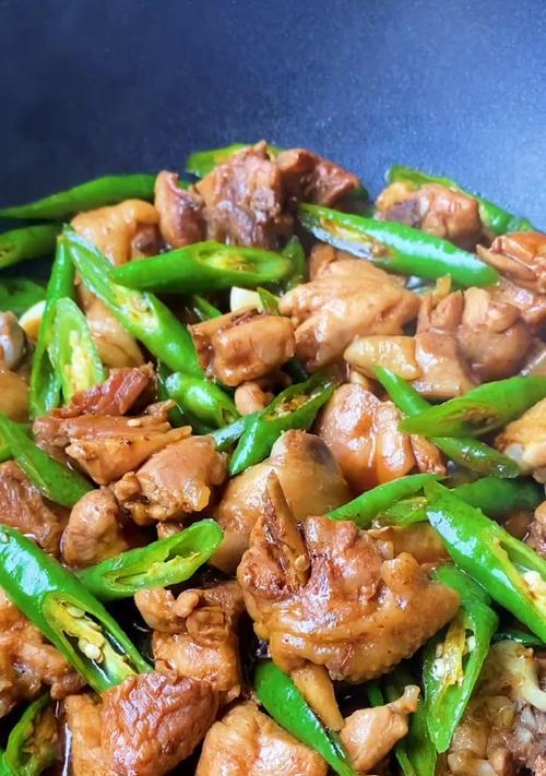 美味青椒炒田鸡（家常菜谱，简单易学）-第1张图片-美味行家
