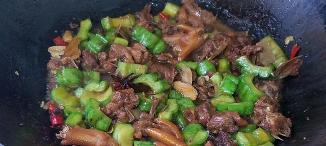 板筋肉炒苦瓜的做法（营养美味，让你爱上苦瓜）-第2张图片-美味行家
