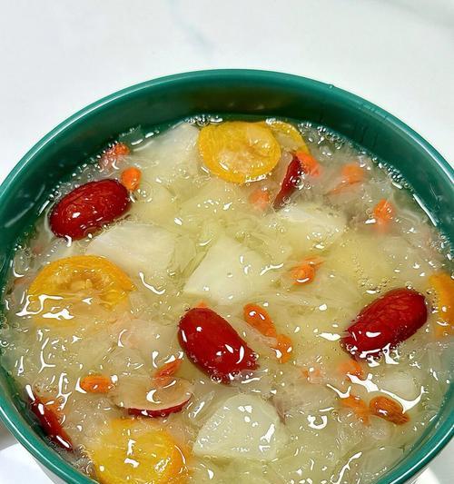 雪梨银耳薏米羹制作全攻略（一碗润肺养颜的健康佳品，让你轻松入手、轻松制作）-第2张图片-美味行家
