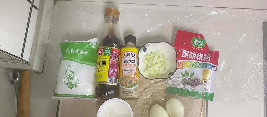 轻松营养完美搭配——以时蔬沙拉鸡蛋杯为例（做法简单易学营养丰富美味可口）-第3张图片-美味行家