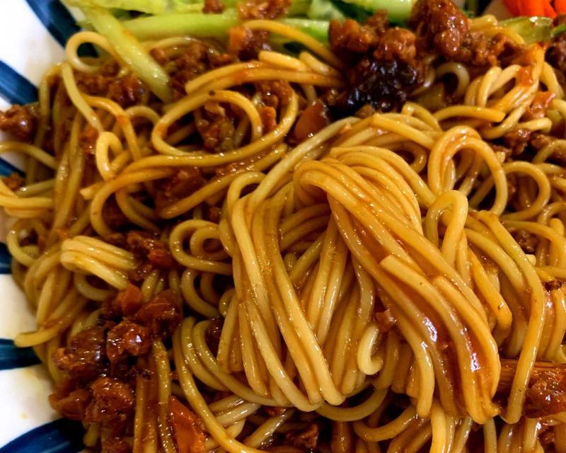 香菇云豆炸酱面，美味可口又健康（做法详解，让你轻松做出美味的香菇云豆炸酱面！）-第2张图片-美味行家