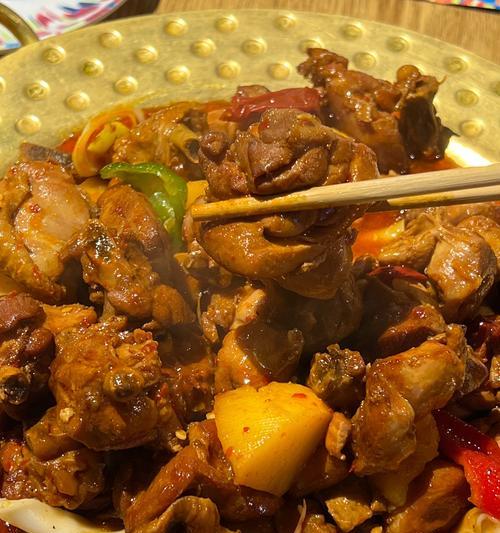 自制大盘鸡，新疆风味大爆发（用家庭的爱味道，享受香辣的美味新疆大盘鸡）-第1张图片-美味行家