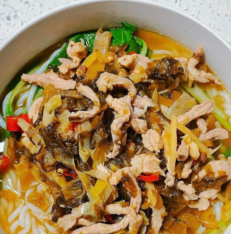 酸菜与肉的完美结合，汤汁鲜美、营养丰富（酸菜与肉的完美结合，汤汁鲜美、营养丰富）-第1张图片-美味行家